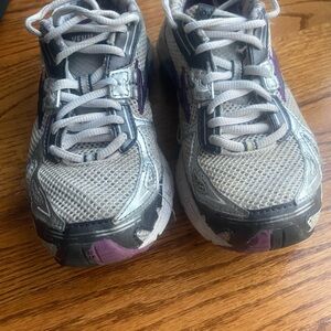 Brooks Women’s Athletic Sneakers in Light Gray and Purple